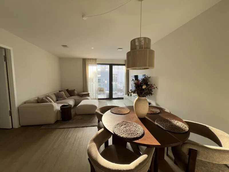 Abstand // Blick auf den Fernsehturm in Berlin: 3,5-Zimmer-Wohnung in Schöneberg — photo 1